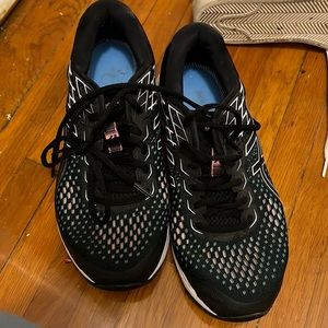 Not my style of running sneakers/ too big